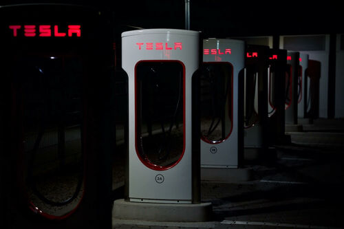 Mostantól bármilyen elektromos autó tölthető a Tesla Superchargereivel