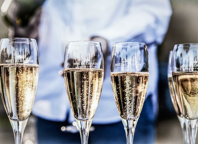 326 millió palack: rekordmennyiségű champagne fogyott tavaly