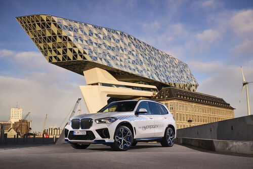 Hidrogénhajtású autót tesztel közúton a BMW