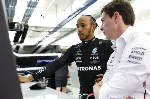 Botrány a Forma-1-ben: vizsgálatot indítanak a Mercedes csapatfőnöke ellen
