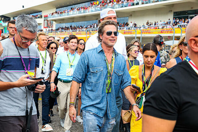 Brad Pitt rajthoz áll Silverstone-ban