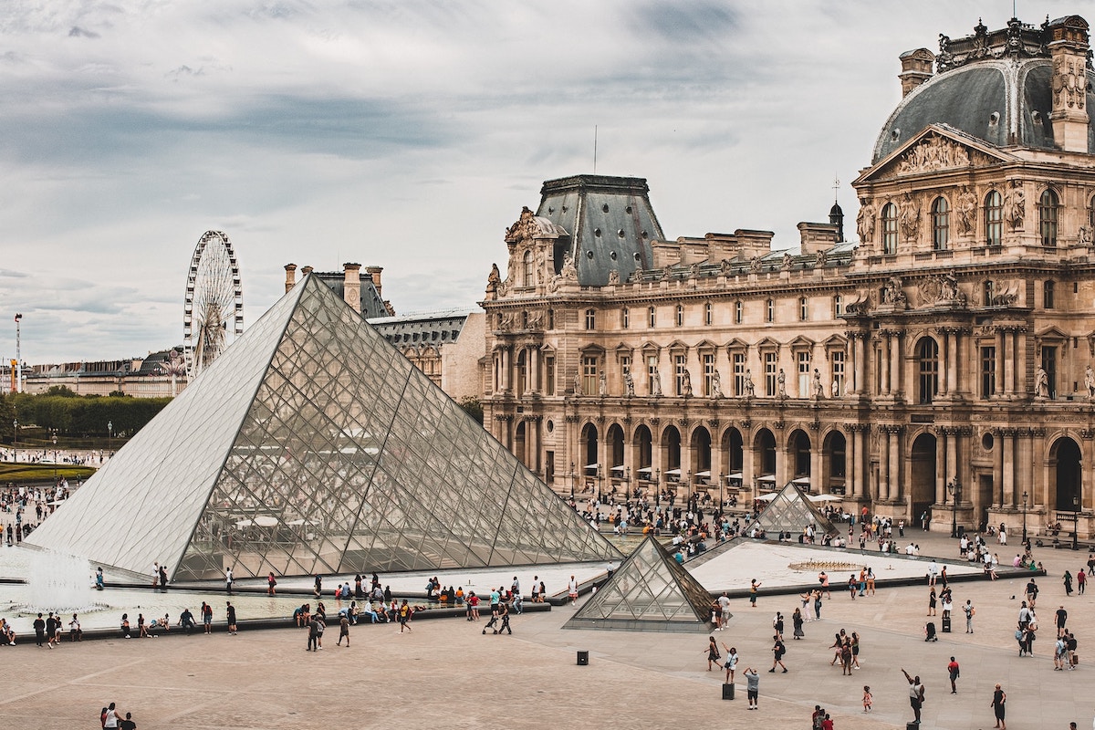 Louvre Párizs 2023