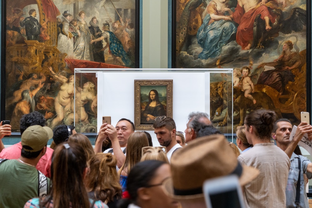 Mona Lisa - turista - rongálás 2023