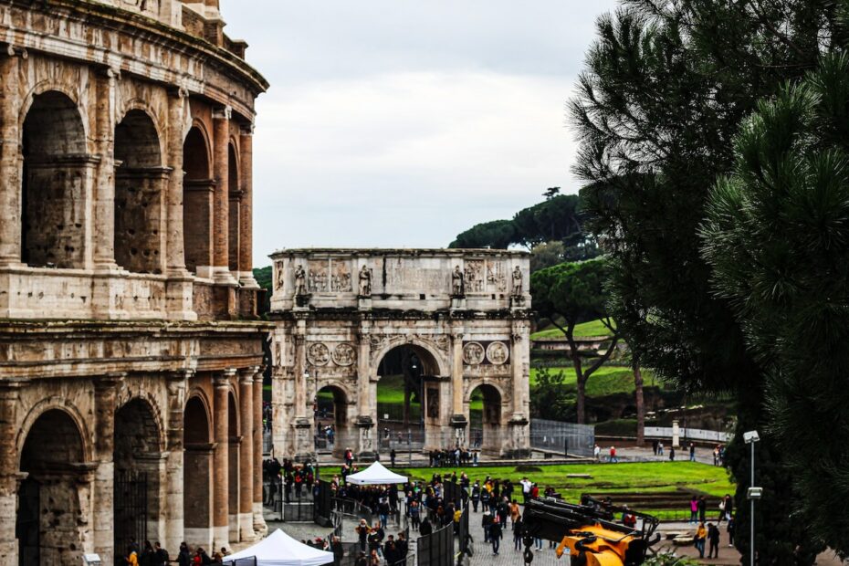 Róma - Olaszország - turista - Colosseum - rongálás 2023