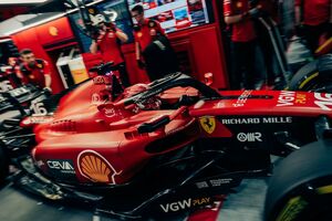 A Ferrari uralja a pályát Szingapúrban