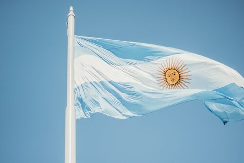 Elnyerte a piacok bizalmát Argentína láncfűrésszel hadonászó elnöke