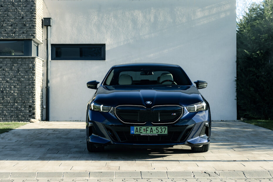 BMW i5 - biztonság - autó - autóipar - online férfimagazin
