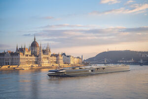 Két hatalmas luxushajó érkezik Budapestre