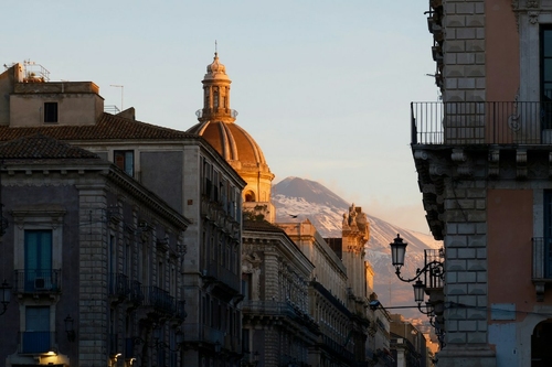 Lezárták Catania repülőterét, kitört az Etna