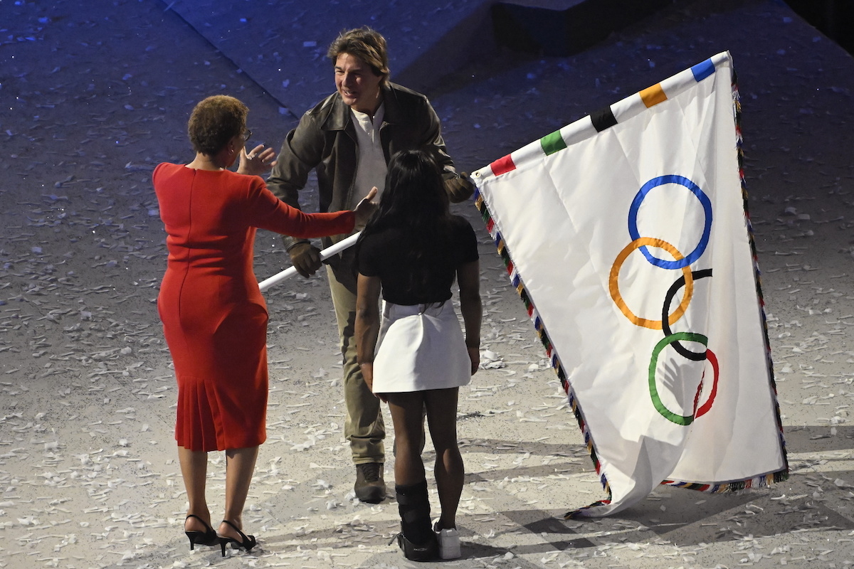 Tom Cruise őrült kaszkadőrmutatványa zárta a párizsi olimpiát