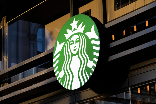 Alig lesz bent az irodában, mégis havi félmilliárd forintot kaphat a Starbucks új feje