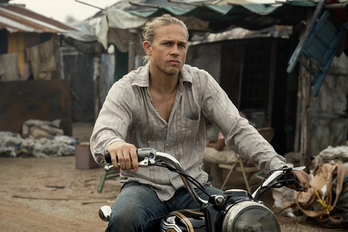 Charlie Hunnam kegyetlen sorozatgyilkos lesz a Szörnyeteg