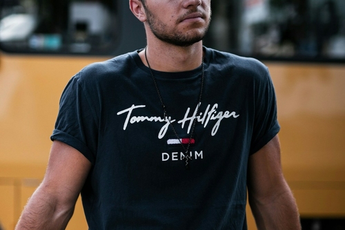 Vizsgálat indult a Tommy Hilfiger és a Calvin Klein anyavállalata ellen