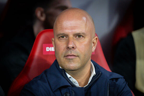 Arne Slot időhúzással vádolja az Arsenalt
