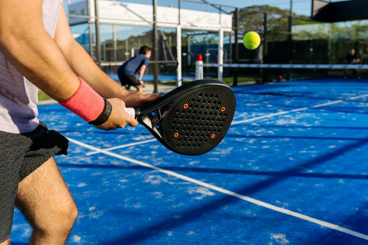 Hogyan lett a padel a tenisz menőbb és közösségibb alternatívája?