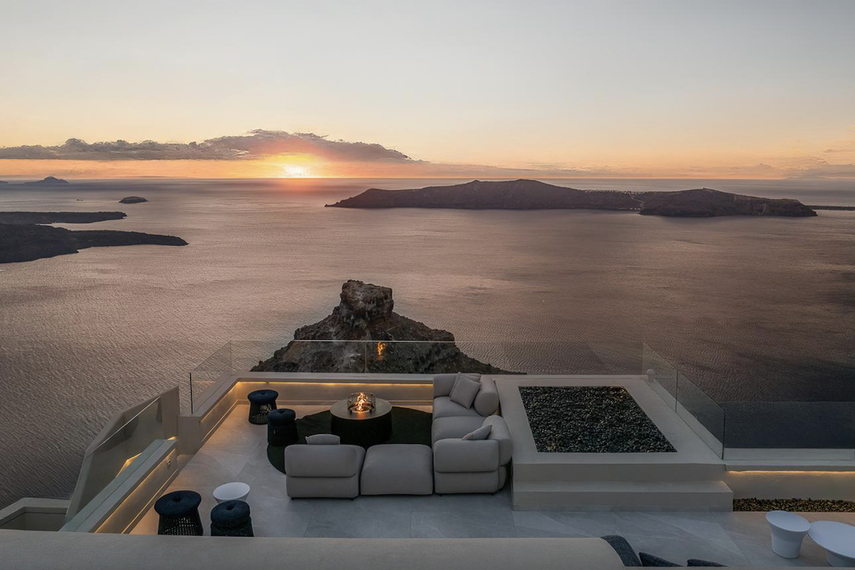 A Mandarin Oriental új szintre emeli a luxust Santorini szigetén