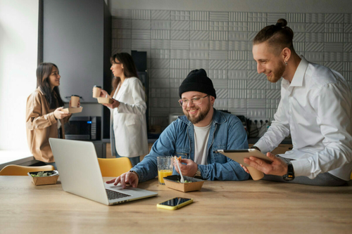 A Z generáció újra trendivé varázsolja az irodai munkát?