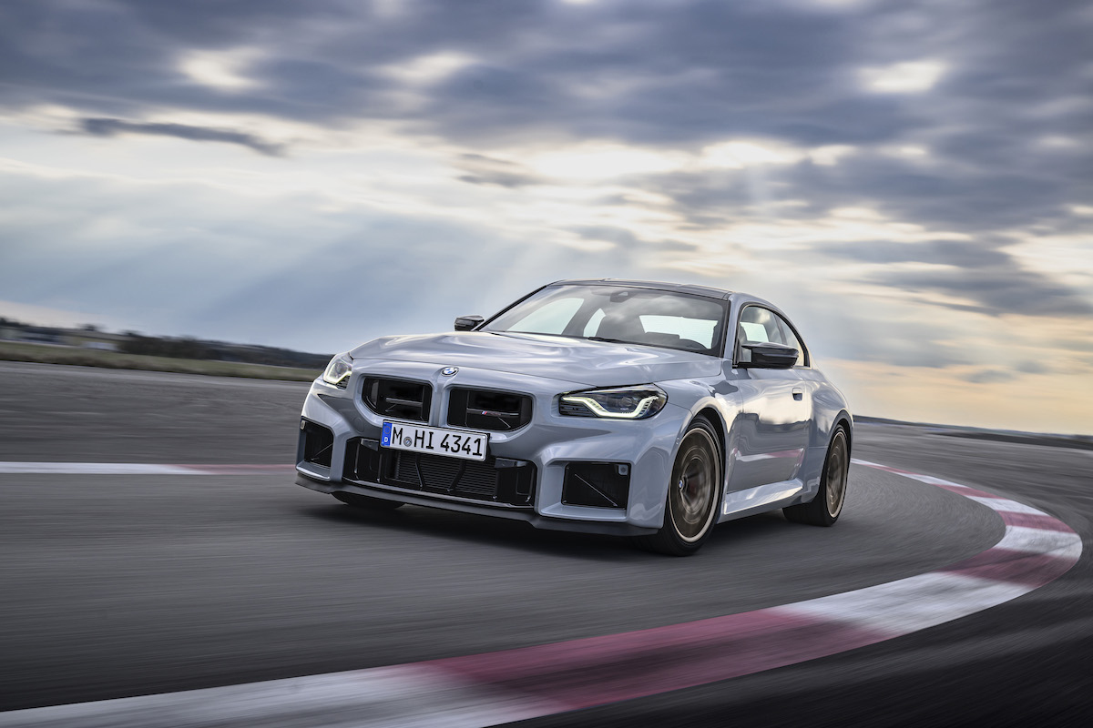 Kompakt méretei ellenére vérbeli sportautó az új BMW M2 CS