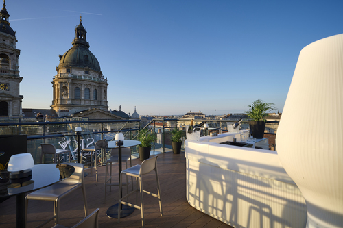Lélegzetelállító drónfelvételek Budapest legújabb pezsgőbárjáról