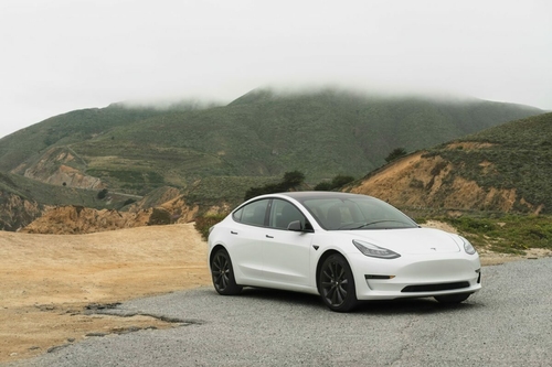 Musk legújabb húzása után zuhanórepülésben a Tesla árfolyama