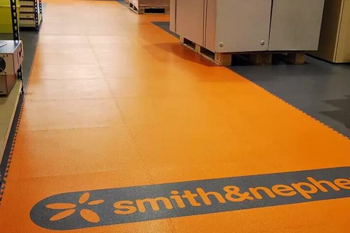 Az üzlete különleges arca logós modulos padlóburkolattal