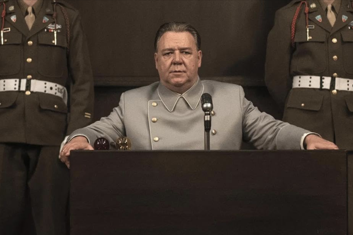 Russell Crowe náci vezérként, Rami Malek pszichiáterként: itt a Nuremberg előzetese