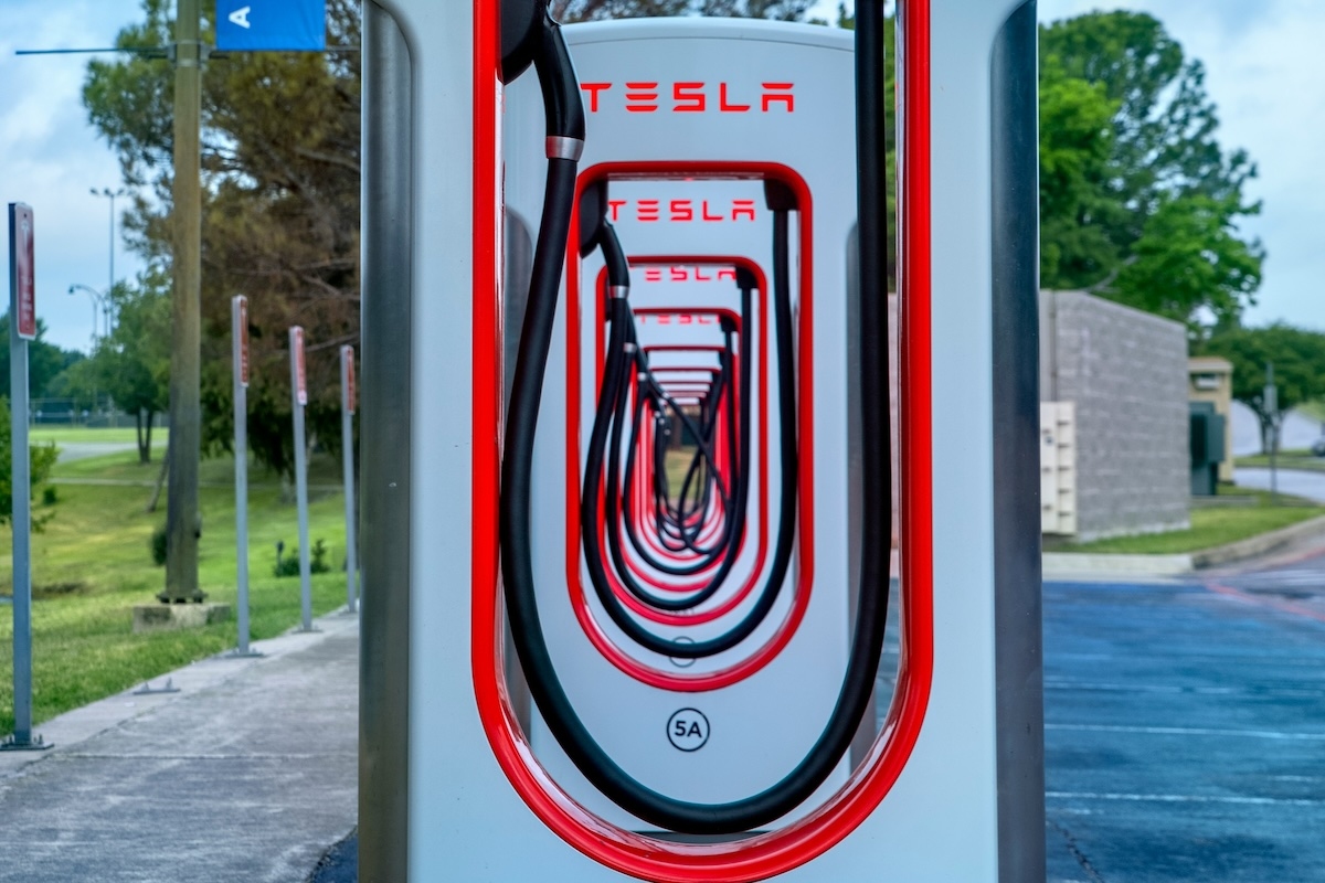 Három új Tesla-töltő érkezik Budapestre és környékére