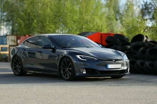 Xiaomi SU7 Ultra vs. Tesla Model S Plaid (videóval)