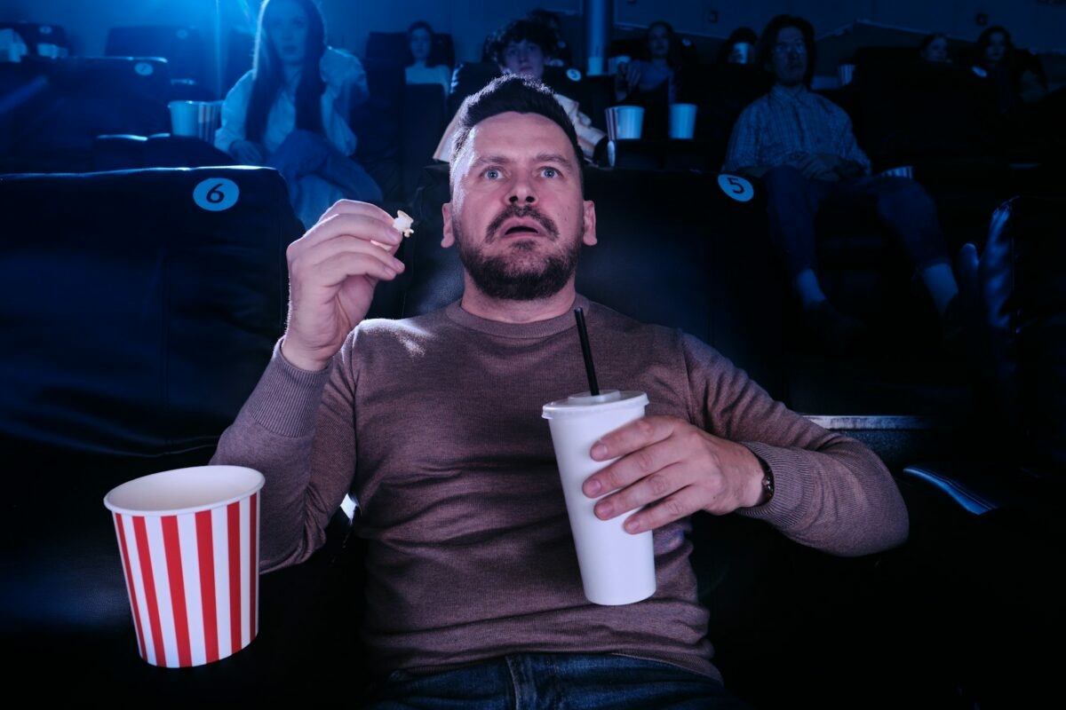 Éjsötét humor fűszerezi 2026 legígéretesebb túlélőthrillerét: befutott az első előzetes