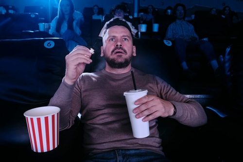 Éjsötét humor fűszerezi 2026 legígéretesebb túlélőthrillerét: befutott az első előzetes