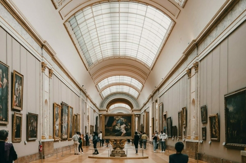 Louvre-rablás: két gyanúsított már őrizetben, de az ékszerek sehol