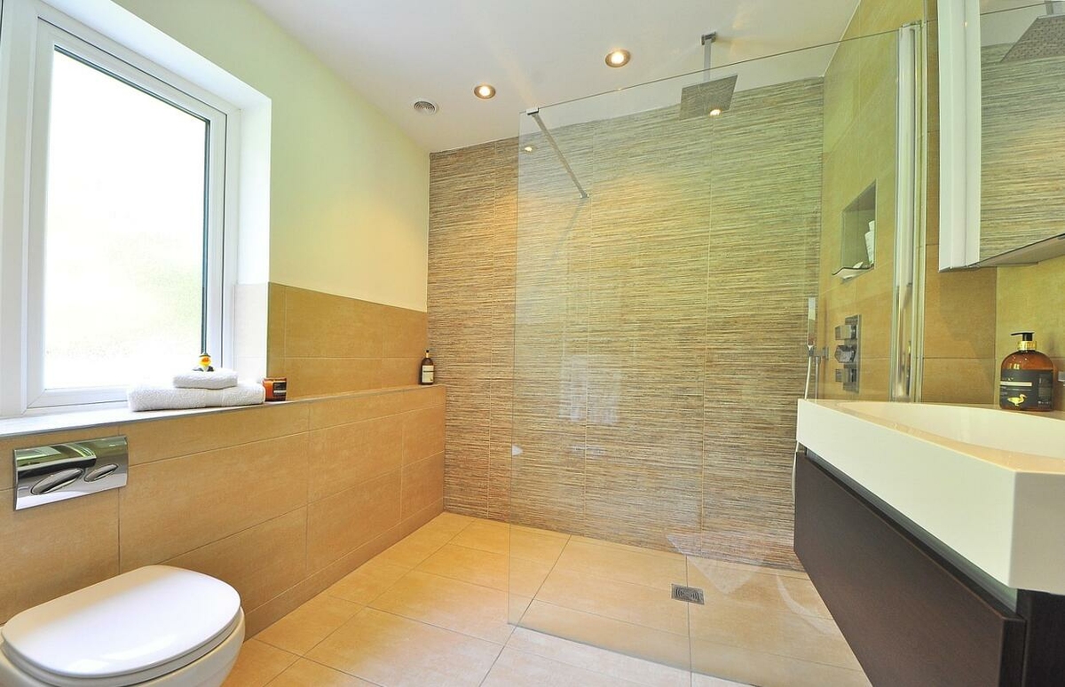 Modern megoldások a fürdőszobában: a háromoldalú zuhanykabin