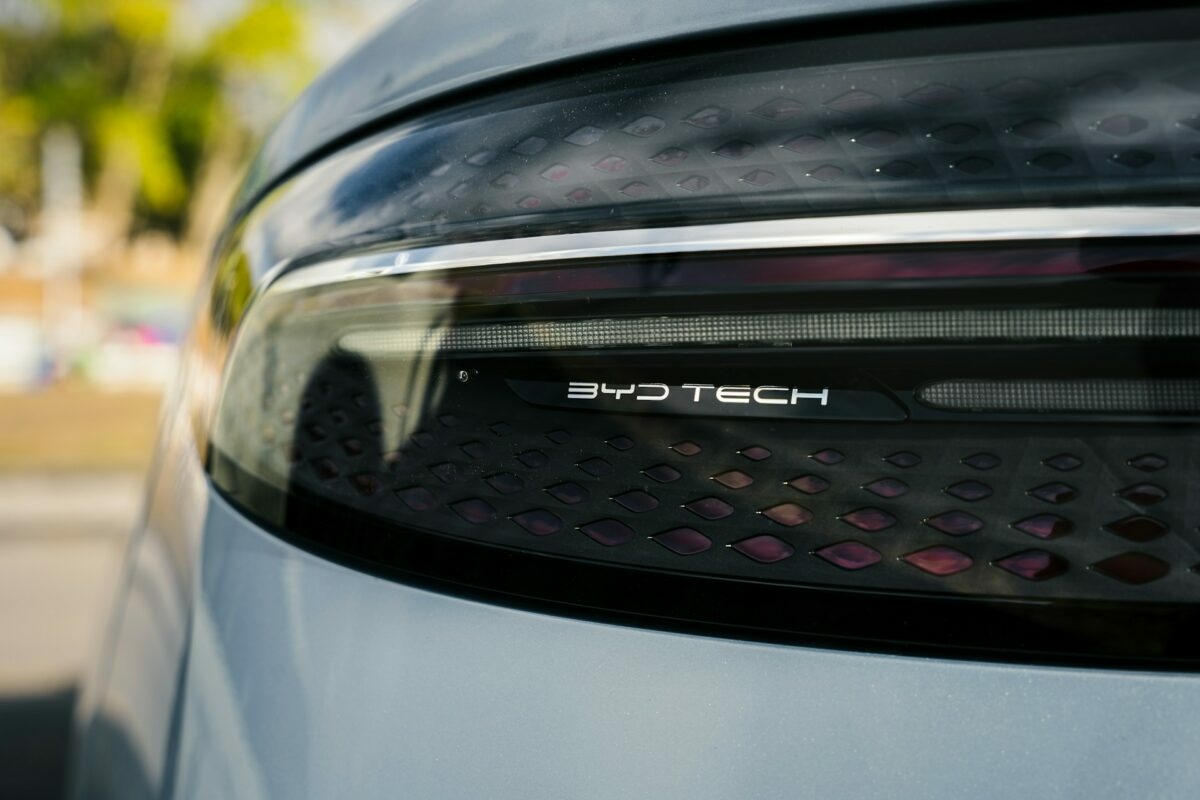 Megérkezett, és rögtön le is tarolhatja a piacot a BYD szuperolcsó elektromos autója