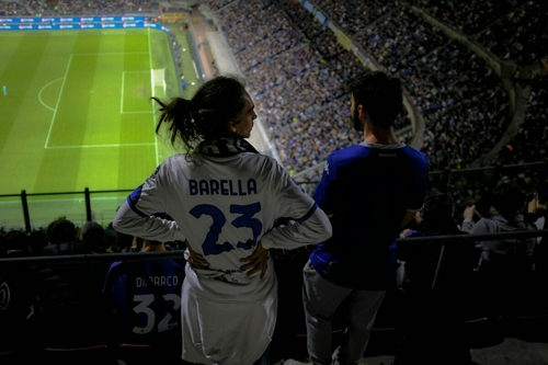 Bukott a Liverpool, élen a Milan