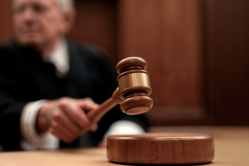 Jas Bains lebuktatott egy milliárdos csalást, mégis őt perelték be