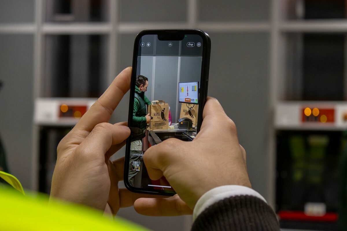 Hatalmas új okosraktárat nyitott a Kifli.hu