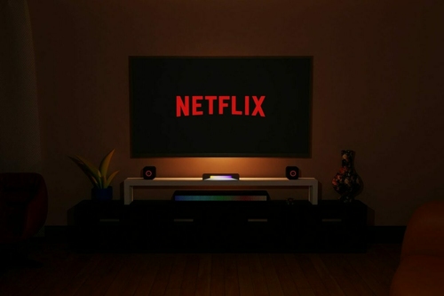 Kedvenc sorozataid életre kelnek – élményparkot nyit és játékokat készíttet a Netflix