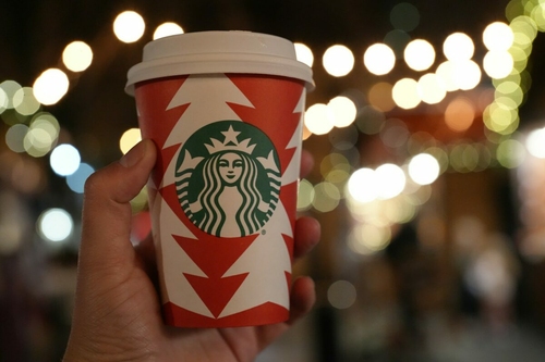 Sztrájk a Starbucks Red Cup Day-en: több mint ezer barista hagyta ott a pultot az ünnepi csúcsnapon