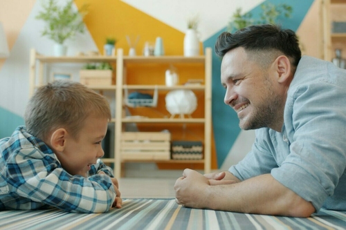 Érzelmek kifejezése apaként: Miért fontos megnyílni a gyereked jövője szempontjából?