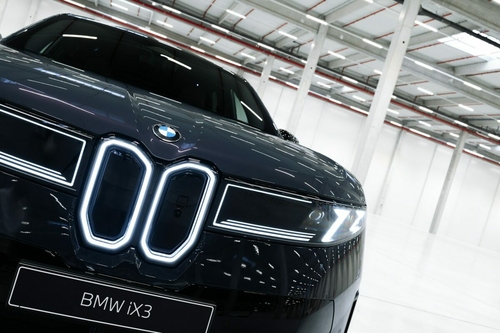 Új BMW iX3: 800 km hatótáv és alacsonyabb CO₂-lábnyom már 21 500 km után