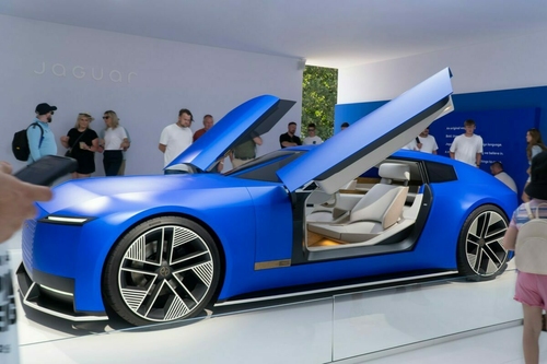 Újjászületik a Jaguar: villany-GT-vel tér vissza a brit ikon