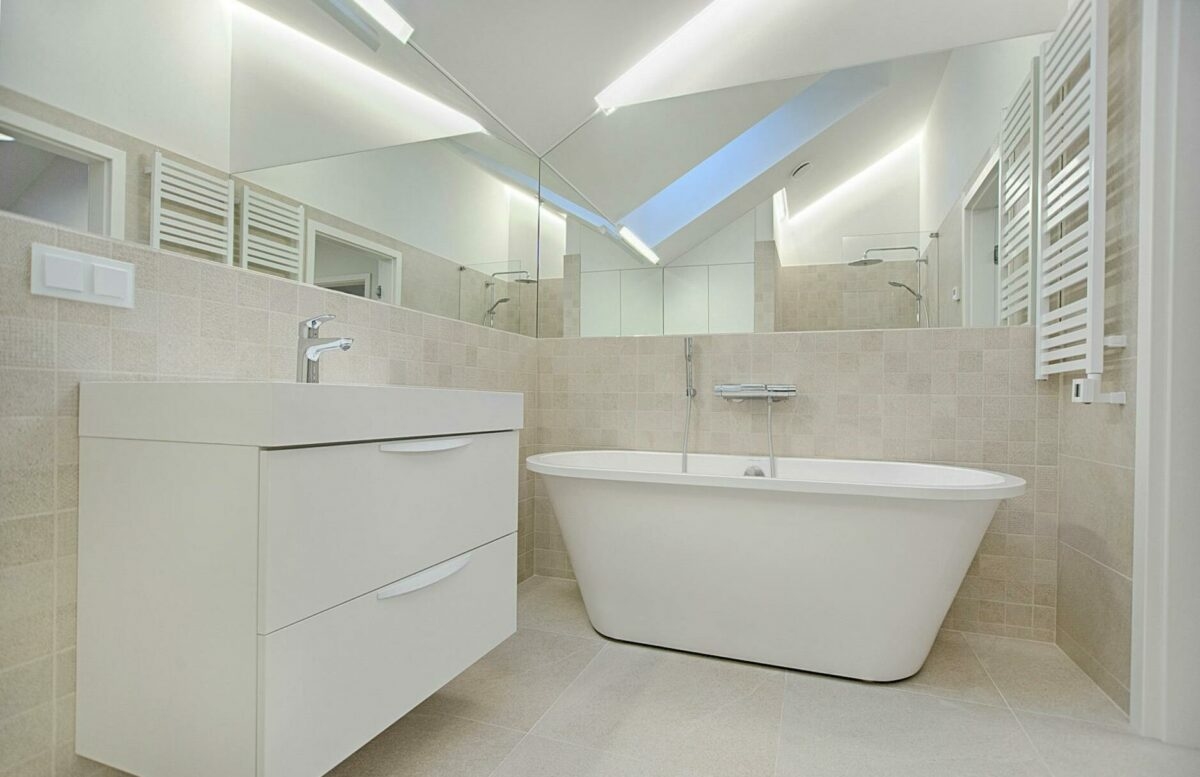 Szilikonozz profin: tippek a penészmentes fürdőszobához