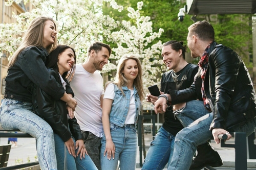 Újra menő a milleniál-hangulat: csőfarmer, indie zene és őszinte érzelmek