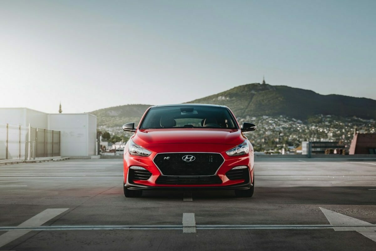 Humanoid robotokat állítana munkába a világhírű autógyártó: a dolgozók lázonganak