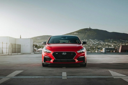 Humanoid robotokat állítana munkába a világhírű autógyártó: a dolgozók lázonganak