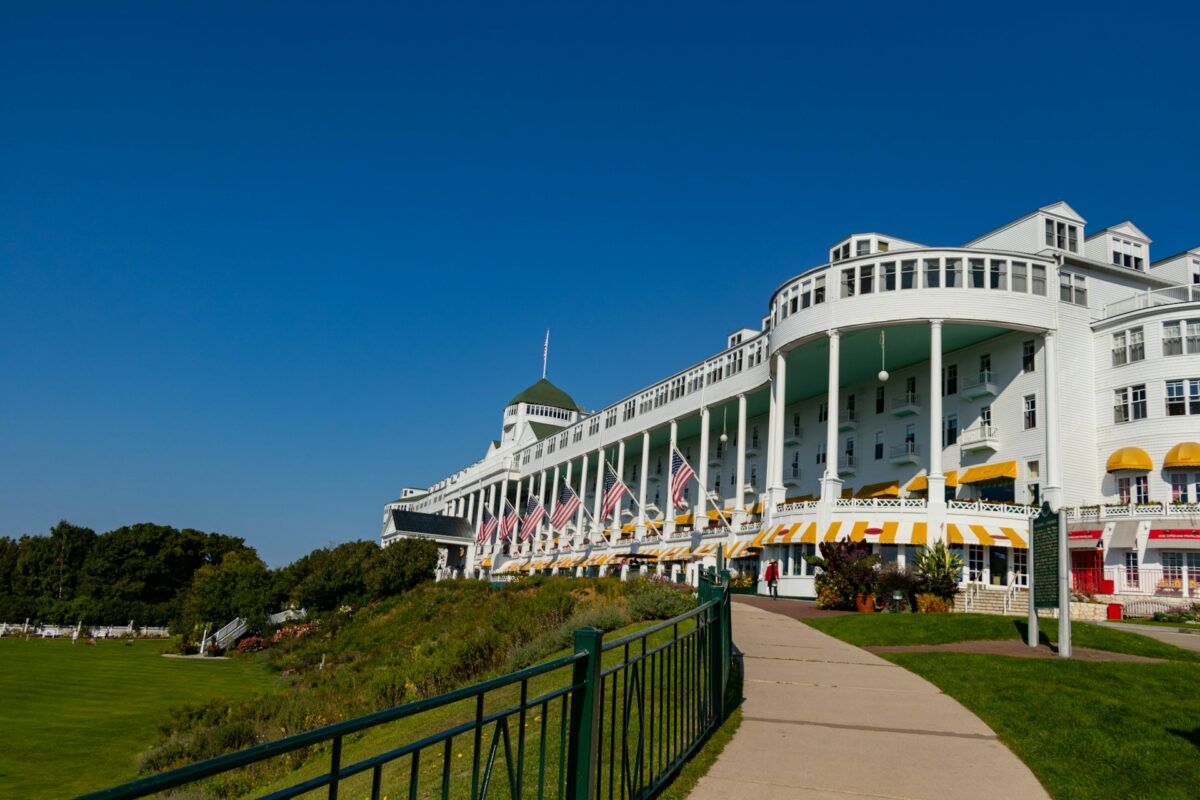 Mackinac Island, autómentes sziget USA, Michigan látnivalók, Detroit autóipar, Huron‑tó szigetek, lovas közlekedés sziget, amerikai történelmi helyszínek, Grand Hotel Michigan, anishinaabe kultúra, Michigan utazás tippek
