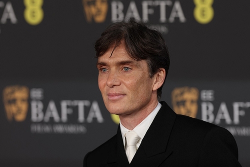 Cillian Murphy a saját fiával háborúzik a Peaky Blinders-film új előzetesében