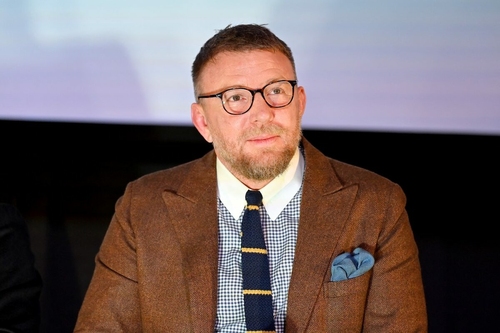 Sherlock Holmes még sosem volt annyira szórakoztató, mint Guy Ritchie új sorozatában