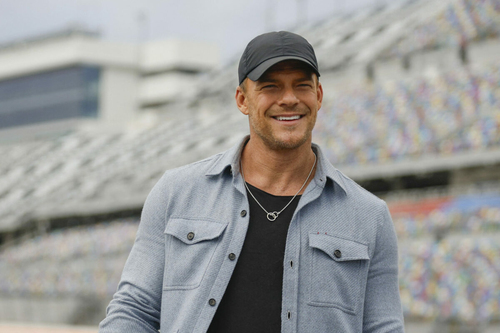 Reacher esete az óriásrobottal: parádés trailert kapott Alan Ritchson őrült akciófilmje