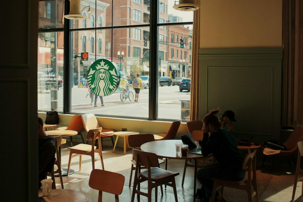 Robotokkal gyorsít, gesztusokkal közelít: a Starbucks irányváltása